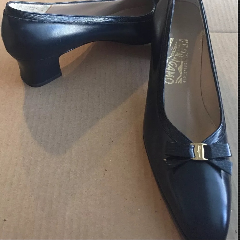 VINTAGE SALVATORE FERRAGAMO  BLACK LEATHER PUMPS - Picture 6 of 8